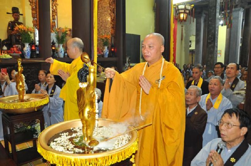 Phật tử tìm tới chùa cầu bình an cho gia đạo, lắng nghe thuyết giảng