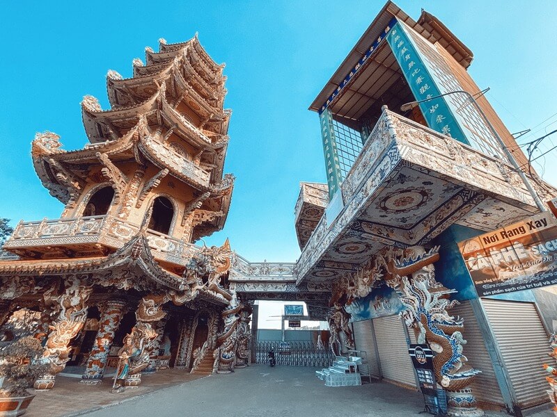 Tháp 7 tầng ở chùa Phước Linh được xây đồ sộ, uy nga