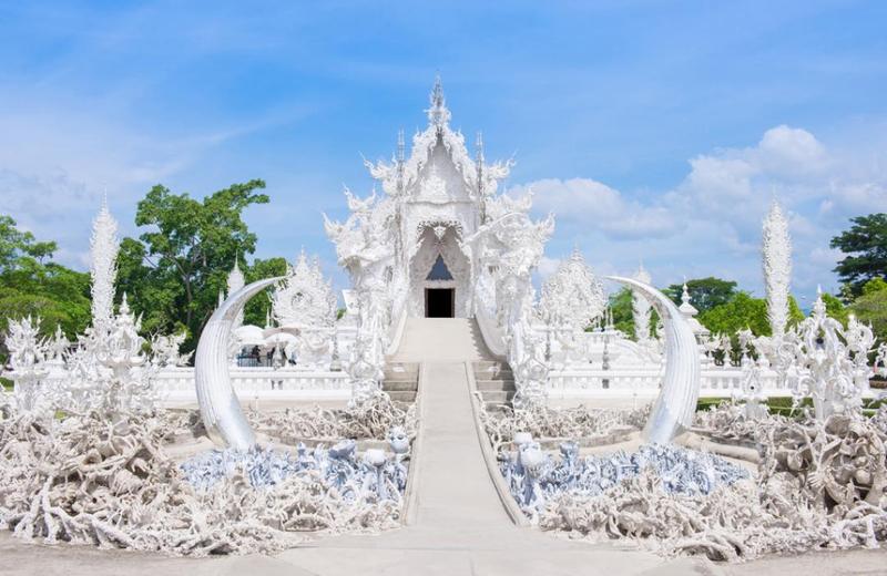 Bên trong Wat Rong Khun có nhiều điều thú vị đang chờ bạn khám phá