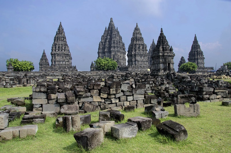 Tổng thể đền Prambanan có tới 240 tháp nhỏ