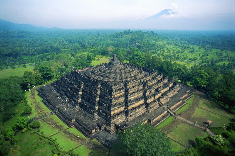 Borobudur là ngôi đền tháp tọa lạc trên ngọn đồi