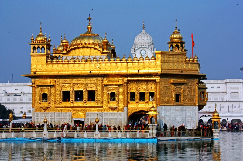 Ngôi đền nổi bật màu vàng lóng lánh bên hồ nước