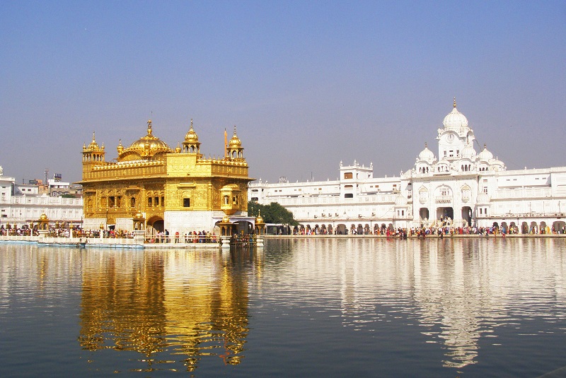 Hồ nước bao quanh đền Vàng là hồ thần linh