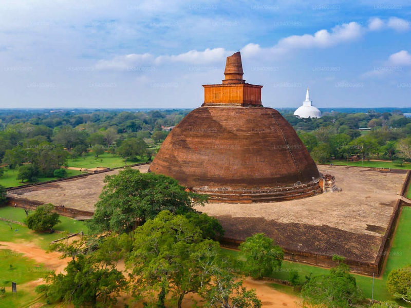 Jetavanaramaya là tháp hài cốt nằm trong di tích của tu viện Jetavana ở Anuradhapura
