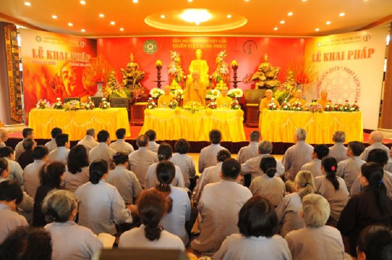 Tăng ni, Phật tử lắng nghe thuyết giảng ở Thiền Viện