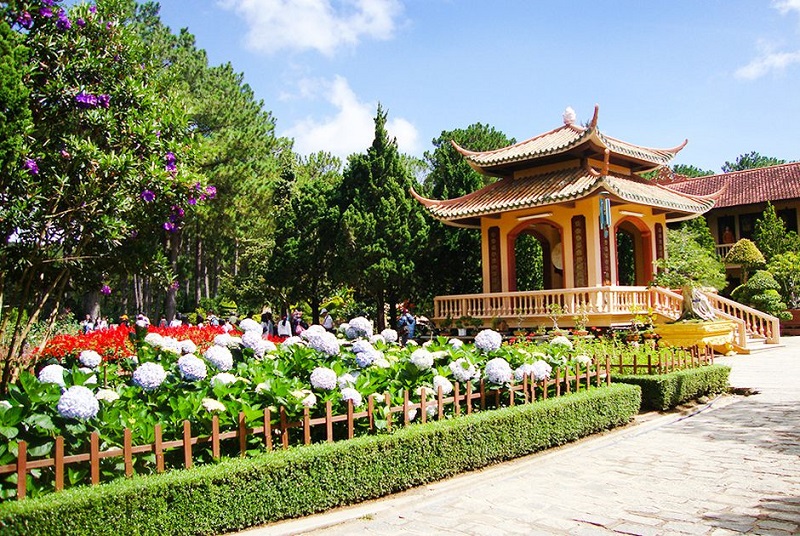 Vườn hoa tỏa ngát hương ở Thiền Viện Trúc Lâm 